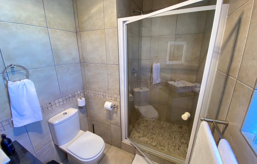 01 En Suite Bathroom East Wing Bedroom 1 870x555