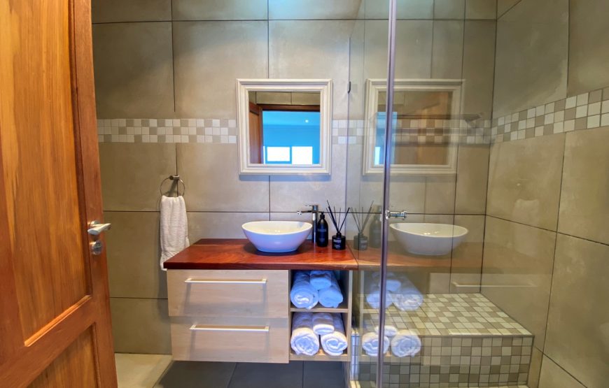 01 En Suite Bathroom West Wing Bedroom 2 870x555