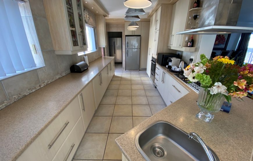 01 Kitchen Work Space Galore 870x555