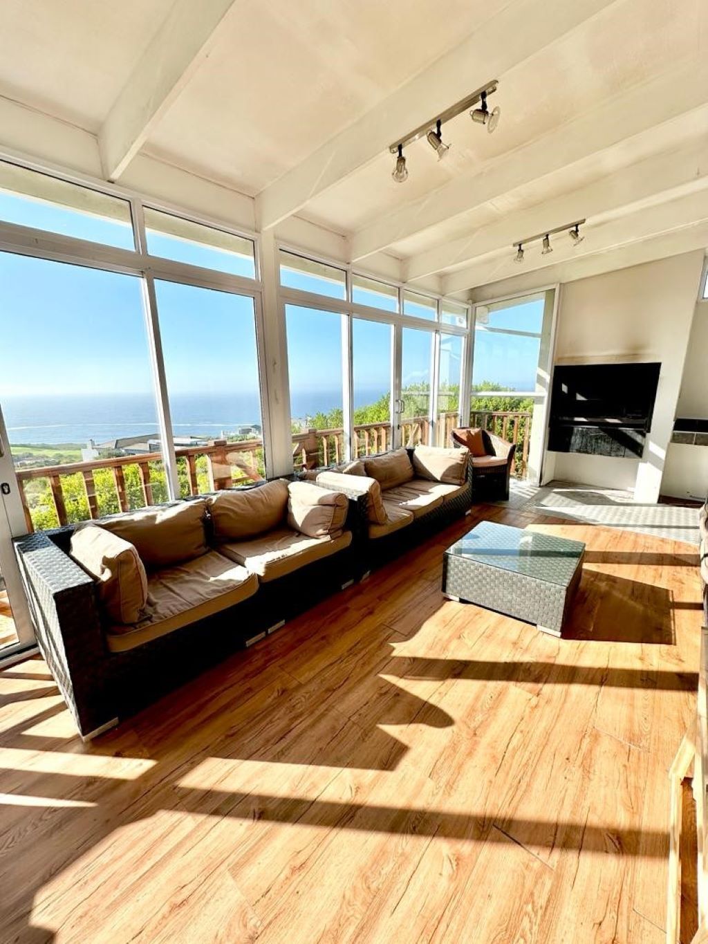 Sun Seaview Lounge2 (002)